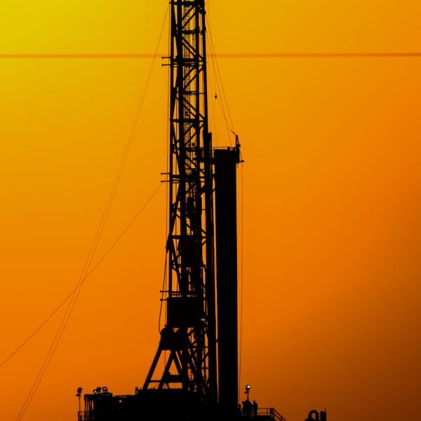 Silhouette,Of,Drilling,Rig,In,Oilfield,At,Sunset,Golden,Hour-